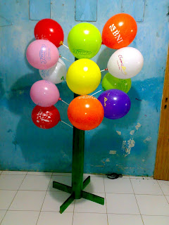 TIANG DISPLAY BALON KAKI KAYU