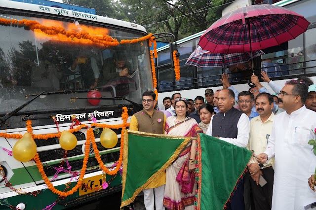 मुख्यमंत्री ने धर्मशाला से राज्य स्तरीय नारी को नमन कार्यक्रम के अन्तर्गत महिला यात्रियों को बस किराए में 50 प्रतिशत की रियायत की शुरूआत की