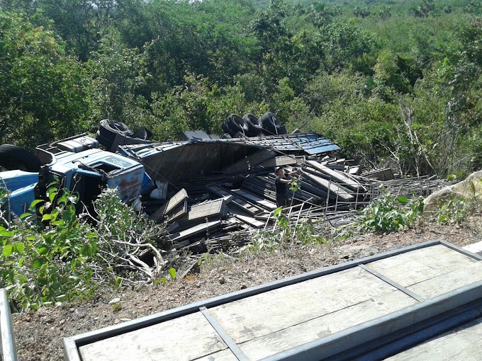 Carreta com material de arquibancadas tomba na BR 343 em Buriti dos Lopes