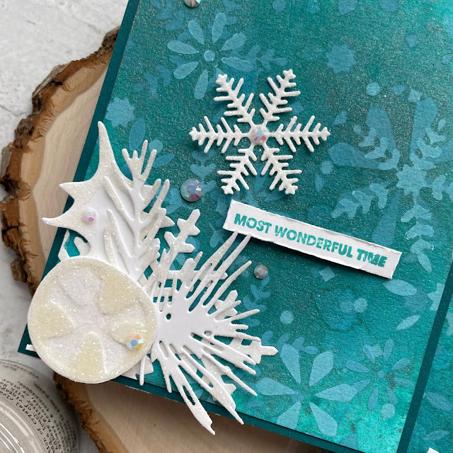 Winter Wonderland Holiday Cards made with: Tim Holtz modern festive die, rock candy distress glitter, distress spray stain, distress oxide, distress mica stain; Scrapbook.com solar white cardstock, wordfetti fa la la stamp, peppermint winter stencil, cools jewels smooth cardstock; Pinkfresh jewels; Pima watercolor paper