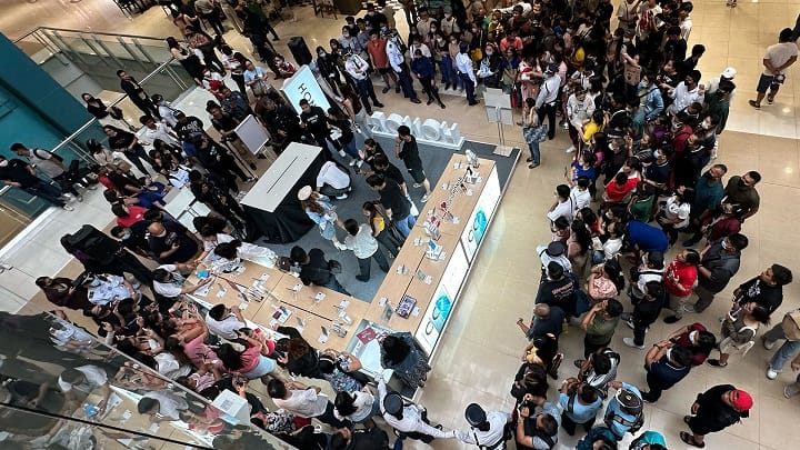 Mega Crowd at HONOR X9a 5G’s First Day Sale