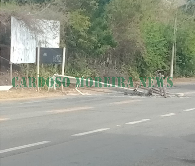 CAMINHÃO DERRUBA POSTE DURANTE MANOBRA E INTERDITA br-356 EM CARDOSO MOREIRA