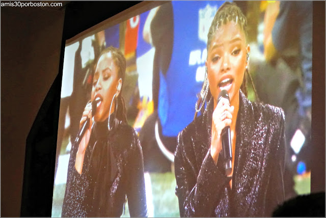 Chloe x Halle en la Pantalla del Restaurante durante la Super Bowl LIII