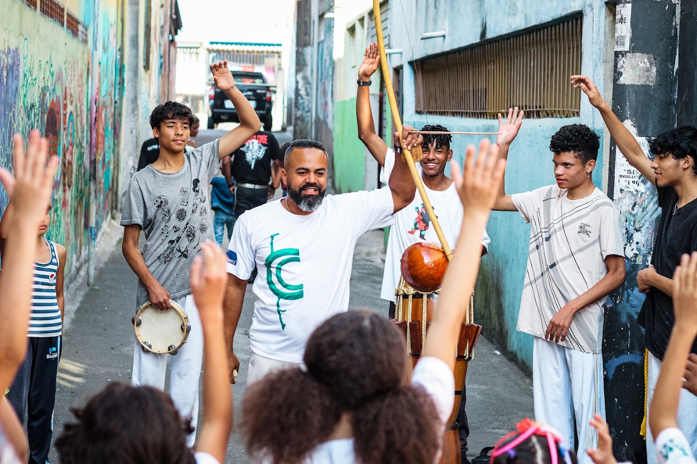 Roda de Capoeira rolando.