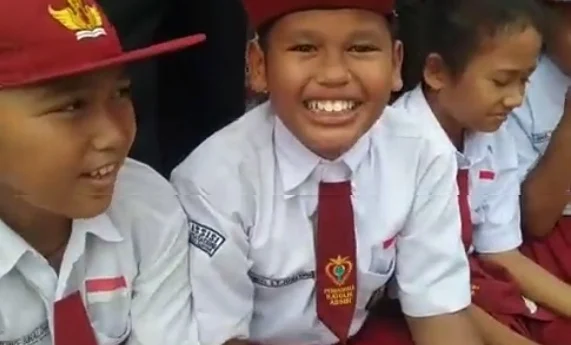 Llive Report! Anak SD dan Guru Antusias Sambut Kedatangan Presiden Jokowi di Siantar