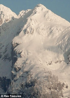 Penampakan Wajah Einstein Di Gunung Austria [ www.BlogApaAja.com ]