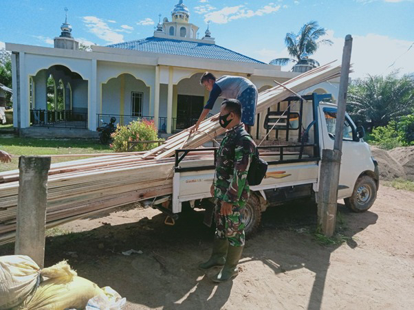 Tim Jurnalis Kodim 1207/Pontianak Laksanakan Komsos di Lokasi TMMD