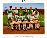 CELTIC F. C. DE GLASGOW - Glasgow, Escocia, Gran Bretaña - Temporada 1965-66 - Ian Young, Jim Kennedy, John Fallon, Bobby Murdoch, Billy McNeill y John Clark; Jimmy Johnstone, Bobby Lennox, Steve Chalmers, Bertie Auld y John Hughes - Campeón de la Liga escocesa