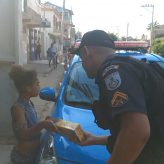 Policiais do DPO de Goitacazes distribuem bombons a crianças da Linha do Limão
