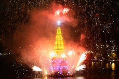 Floating Christmas tree in Rio de Janeiro 5 Pics Seen On www.coolpicturesgallery.blogspot.com