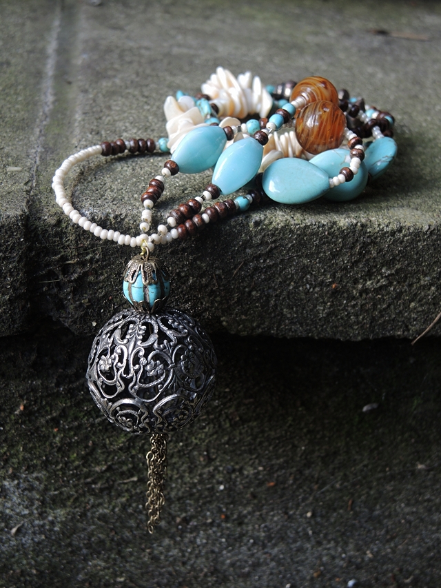 free tutorial to make your own boho chic necklace