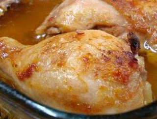 Foto do frango assado com maionese pronto para consumo.