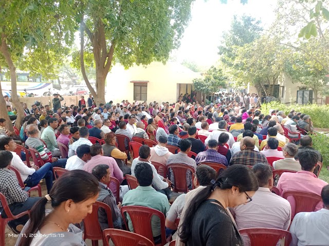 डिजिटलाइजेशन के विरोध में बीएसए कार्यालय पर गरजे शिक्षक