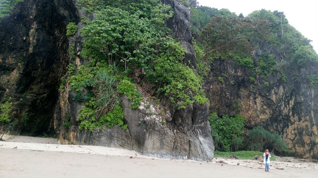 Menjelajah Goa di Pantai Sawarna