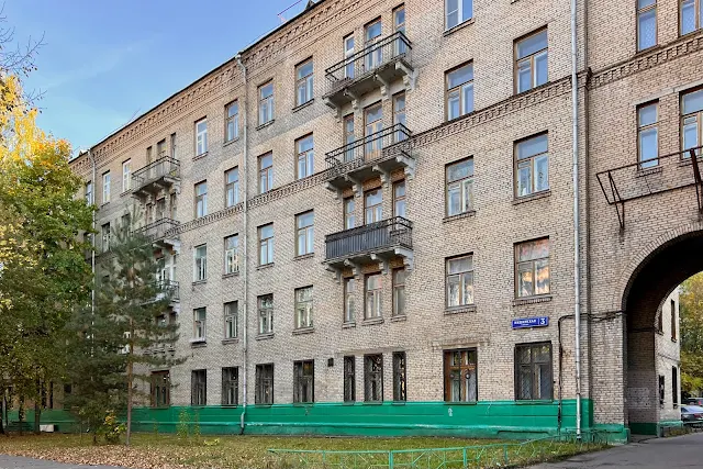 Икшинская улица, общежитие Лианозовского электромеханического завода (построено в 1955 году)