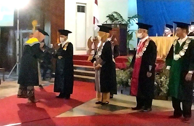 Diikuti Ketua DPRD Sukoharjo, Begini Prosesi Wisuda Uniba Surakarta 