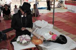 شاهد بالصور تزوج من عروسه التي ماتت قبل الزفاف !!!!