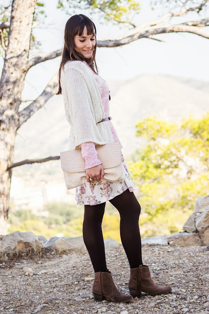 aigües de bussot, alicante, blog alicante, blog moda, botas, cardigan, color rosa, estampado flores, flecos, flower print, look otoño, rosa pastel, sweet pink, tendencia, tonos nude, 