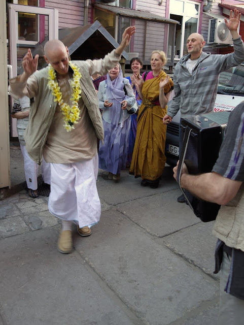 Sankarshan Das Adhikari Dance in Ecstasy upon hearing Kirtan in Riga