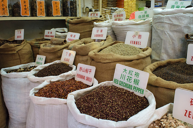 Sacs d'épices dans une échoppe de Hong Kong