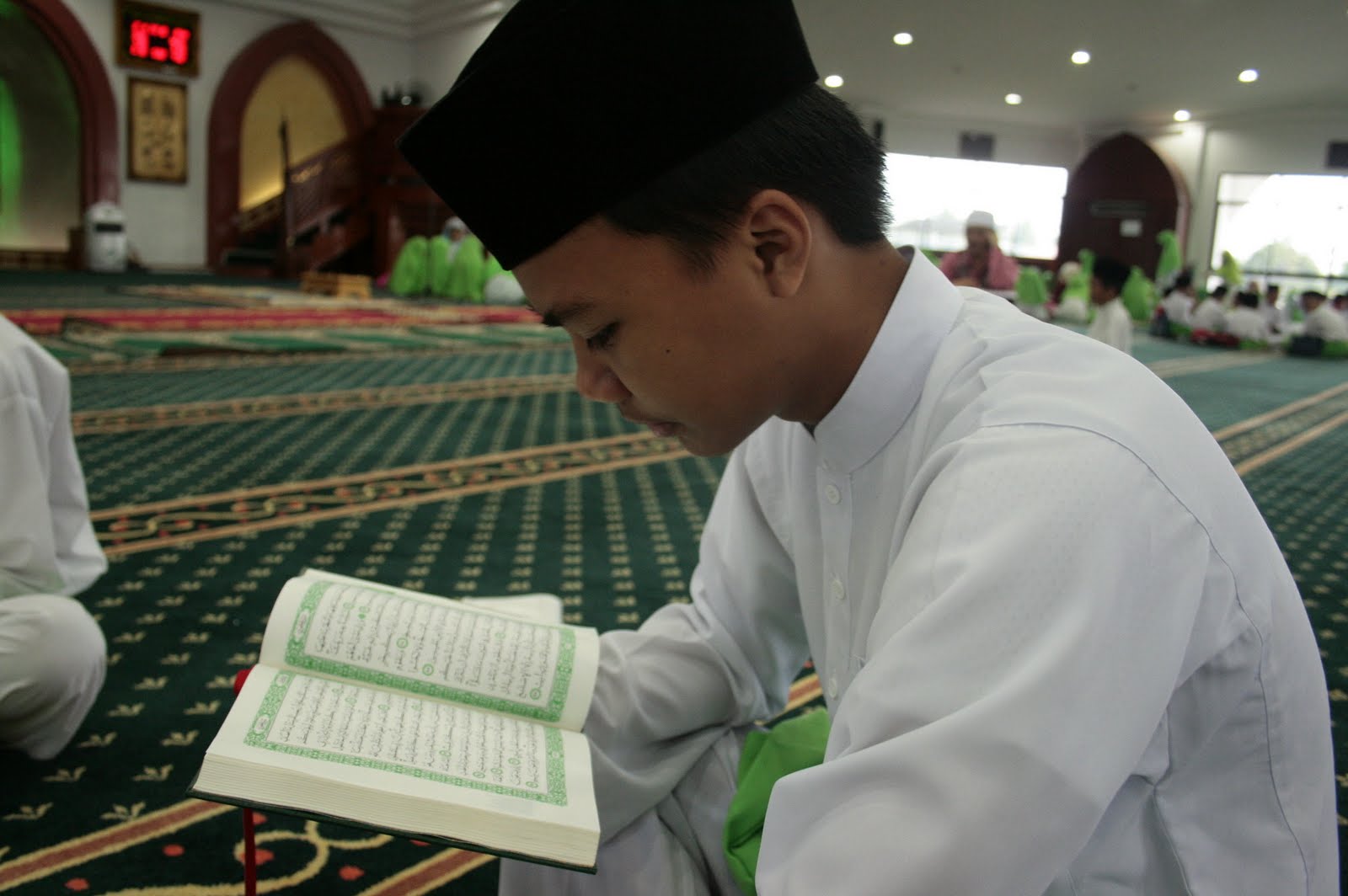 koleksi gambar  orang  sedang baca Al Quran  CariGold Forum