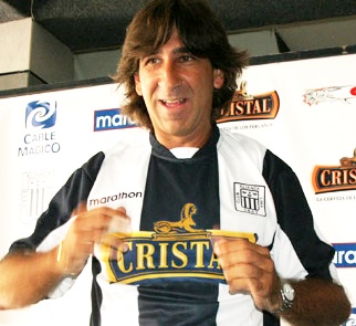 Foto de Gustavo Costas con camiseta de Alianza Lima