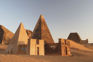 Menjelajahi Keindahan Piramida di Meroe Sudan