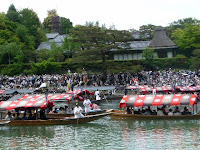 三船祭は大勢の人たちでいっぱいだった