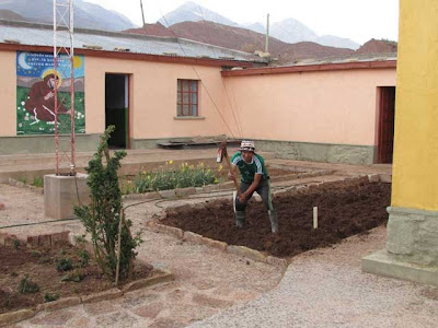 Heute um kurz vor 11:00 Uhr, hat es zum ersten Mal wieder geregnet, Huguito war gerade dabei, ein Blumenbeet zu beackern