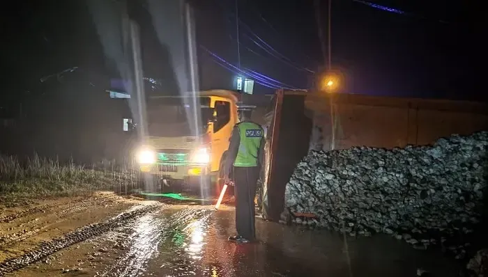 Sebuah truk tergelincir di jalan Sekadau-Sintang.