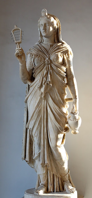 Римская статуя Исиды с систрумом и ойнохоей. Капитолийский музей