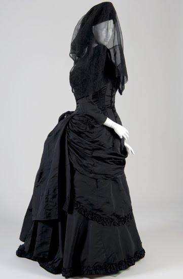 Although Victorian etiquette books stressed that mourning dress should be
