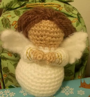 http://translate.google.es/translate?hl=es&sl=en&tl=es&u=http%3A%2F%2Fwww.craftycattery.com%2F2012%2F02%2Famigurumi-nativity-crocheted-angel.html