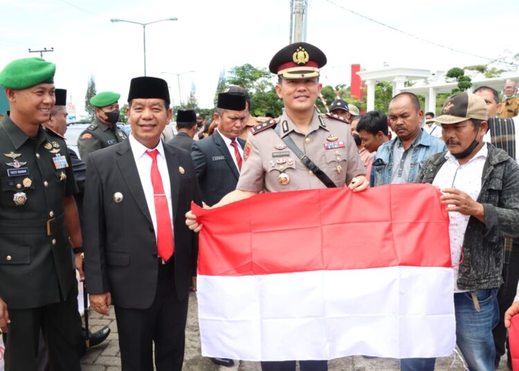 HUT RI ke-77, Bupati, Kapolres, Dandim Simalungun Bagi-bagi Bendera Merah Putih