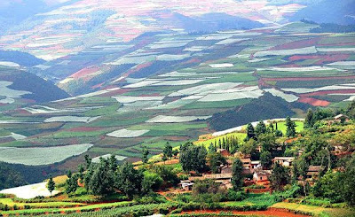Un loc unic pe Terra – dealurile multicolore din Yunnan