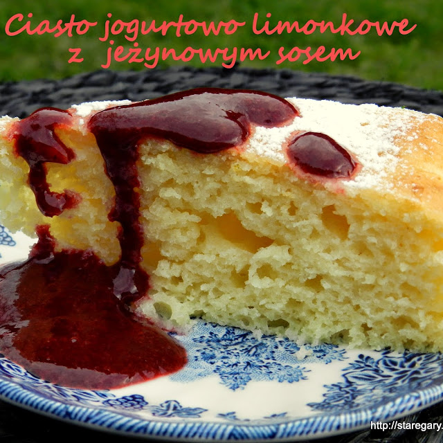 Ciasto jogurtowo limonkowe z  jeżynowym sosem