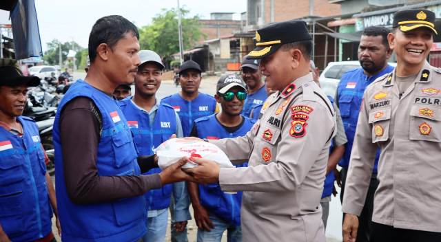 Bantuan Kemanusiaan Untuk Negeri, Polres Aceh Timur Bagikan Sembako