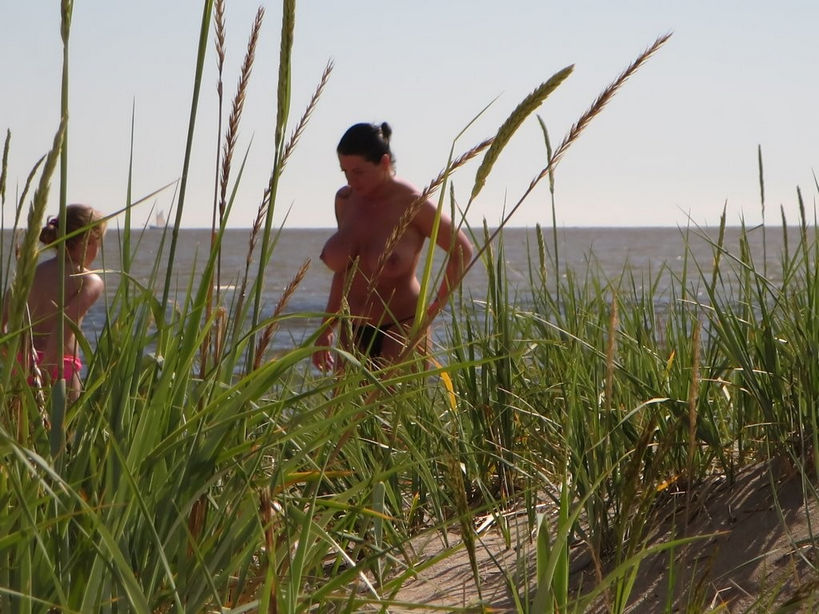 foto porno ngintip tante bule bertato toket gede sedang berjemur di pantai,cewek barat payudara besar ber tato sedang telanjang dada  