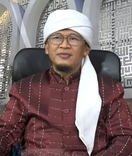 Tanya Jawab mengenai : Beragam Makna dan Hakikat Musibah Menurut Al-Qur'an, Tanya Jawab mengenai : Beragam Makna dan Hakikat Musibah Menurut Al-Qur'an Bapak Ustaz yang saya hormati, apakah musibah yang menimpa seseorang dapat berarti azab bagi yang bersangkutan atau dapat merupakan penghapus dosa? Demikian, atas jawaban Ustaz saya ucapkan terima kasih.  Musibah adalah sesuatu yang tidak disenangi oleh jiwa. Padamnya lampu saat dibutuhkan penerangan adalah musibah, demikian Imam ar-Razy, dalam tafsirnya mengutip satu riwayat yang dinisbahkan kepada Rasulullah SAW.  Selanjutnya dengan merujuk kepada ayat-ayat Alquran ditemukan aneka musibah yang dapat menimpa manusia pada diri, keluarga, harta jiwa, dan agamanya.   Yang paling berat dari sekian musibah adalah yang menimpa keberagamaan seseorang. "Semua musibah ringan asal tidak menimpa agama." Demikian ungkapan populer dalam literatur agama.   Musibah-musibah yang dialamai boleh jadi merupakan:  1) Ujian bagi keimanan dan kesabaran seseorang. Ini merupakan keniscayaan dalam hidup (QS al-Ankabut: 2-3), boleh jadi juga   2) Sebagai cara yang ditempuh Allah SWT guna pengampunan dosa (QS Ali Imran 140-141). Nabi SAW bersabda: Tidak ditimpa seseorang duri dalam perjalanannya kecuali dihapus Allah Swt dosanya   3) Sebagai pembalasan atas kesalahan (QS al-Ankabut 40),  4) Sebagai obat atas penyakit yang diderita (QS al-Mukminun 75-76)    Selanjutnya Alquran juga mengisyaratkan bahwa musibah terjadi akibat memperturutkan nafsu (QS asy-Syura 30 dan Thaha 81), atau kebodohan manusia. Karena itu Allah memerintahkan manusia untuk selalu belajar, dan Nabi SAW mengingatkan lewat sabdanya: ''Jadilah seorang cendekiawan, atau penuntut ilmu, atau pendengar ilmu yang baik, atau pencipta ilmu, dan jangan menjadi yang kelima (orang bodoh), karena jika demikian engkau akan celaka.''  Akhirnya perlu digarisbawahi bahwa ada musibah yang merupakan kebaikan bagi manusia. Pemilik perahu yang dibocorkan Nabi Musa adalah orang-orang miskin, pembocoran tersebut padahal tidak menyenangkan para pemilik itu musibah bagi mereka.  Namun, pada hakikatnya tidak demikian: Adapun perahu itu (yang saya bocorkan) maka ia adalah milik orang-orang miskin yang bekerja di laut dan aku bertujuan memberi aib (membocorkan sehingga nampak tidak sempurna) karena di hadapan mereka ada raja (penguasa) yang mengambil perahu-perahu (yang baik) secara paksa (QS al-Kahfi: 79). Mudah-mudahan musibah yang dihadapi bangsa kita adalah jenis musibah ini.