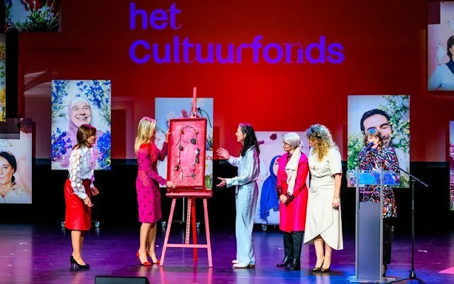 Queen Maxima wore a pink fuchsia dress by Claes Iversen. The Queen presented the Cultuurfonds Prize 2023 to Female Economy