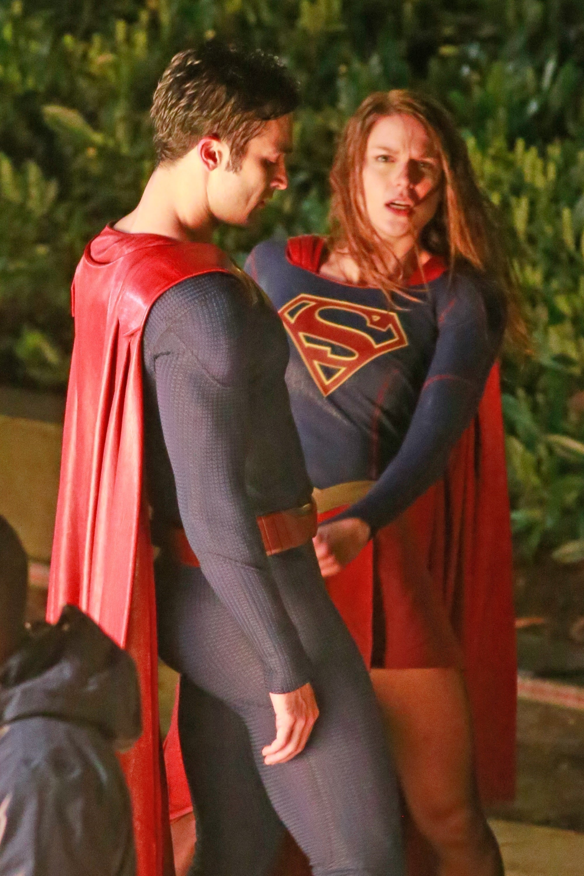 Supergirl スーパーガール Vs スーパーマン メリッサ ブノワのカーラがビショ濡れになりながら マン オブ スティールを相手の死闘に挑んだtvシリーズ スーパーガール の夜間撮影のセット フォト Cia Movie News