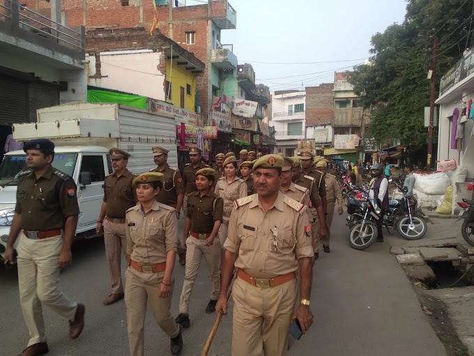 नगर पंचायत चुनाव और सरदार पटेल जयंती को लेकर पुलिस ने भारतगंज कस्बे में किया पैदल गश्त