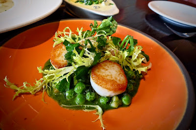 The Pelican, scallops green peas