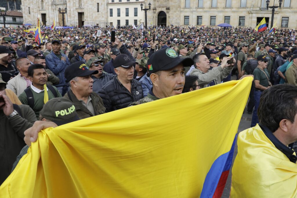 Militares y policías retirados protestaron contra Petro