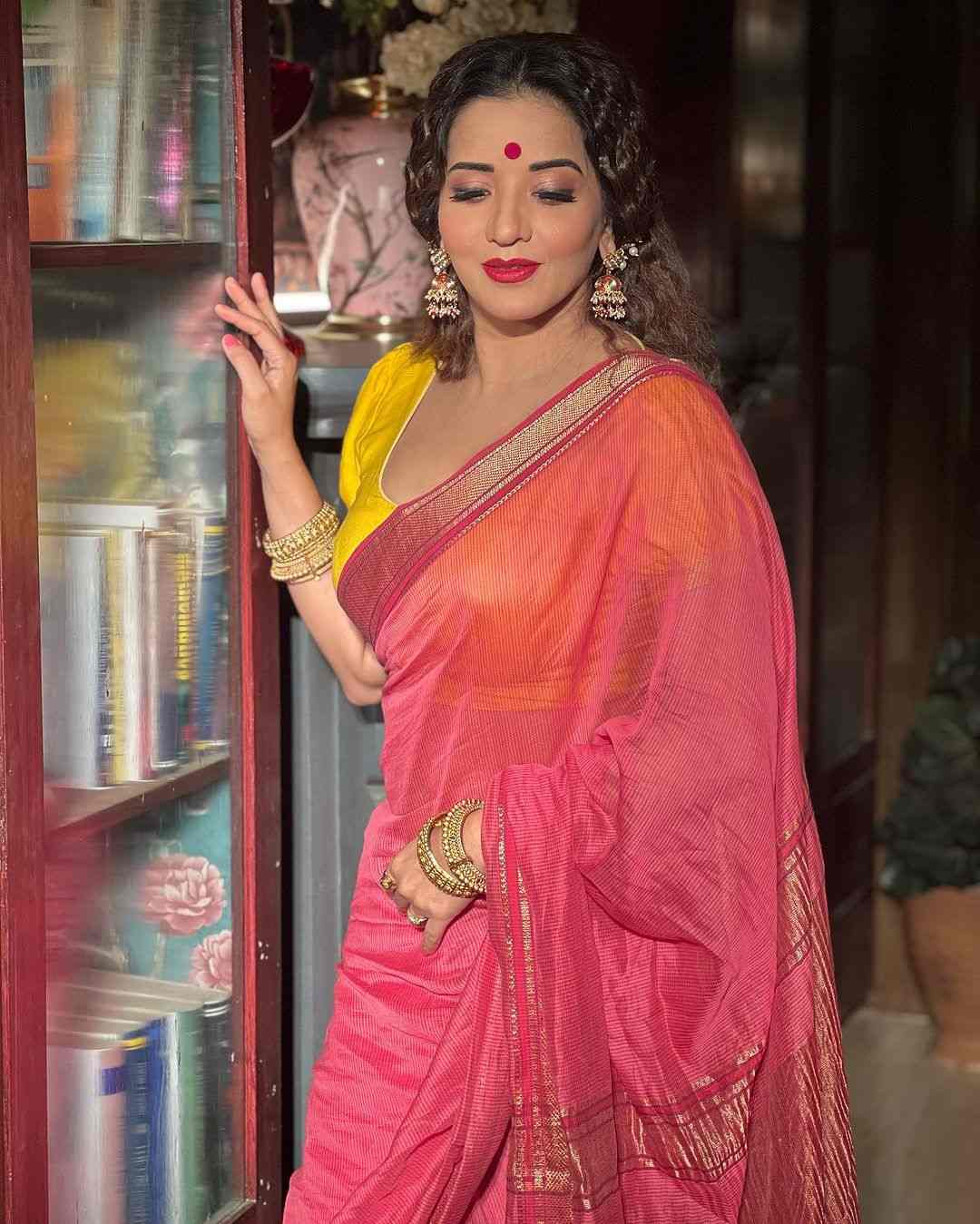 Antara Biswas, Monalisa Bhojpuri, Hindi, Bengali, Odia, Tamil, Kannada, Telugu films. Actress Monalisa hot saree, hot bikini. Monalisa sexy videos XXX