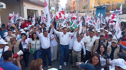 Multitudinario recibimiento a Enrique pulgar  y Martin Vizcarra en Huánuco y Tingo María