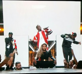 Diddy falls into Hole at BET AWARDS 2015 during Performance.(pics)