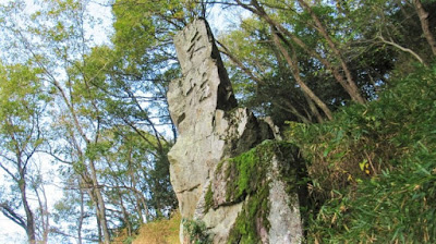 人文研究見聞録：天柱岩（吉備の中山） ［岡山県］