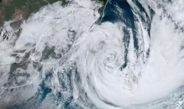 A foto mostra a formação de mais um ciclone extratropical no litoral do Rio Grande do Sul.