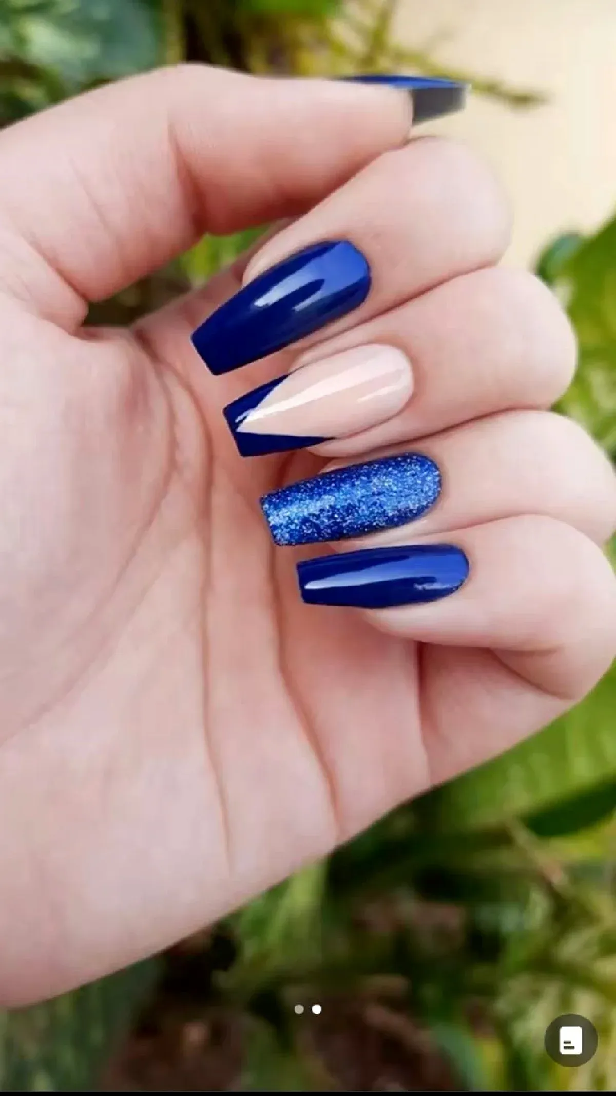 Unha Azul Cintilante com Glitter